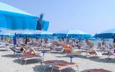 Vacanze low-cost e brevi. Italiani tagliano budget