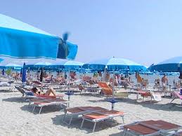 Vacanze low-cost e brevi. Italiani tagliano budget 